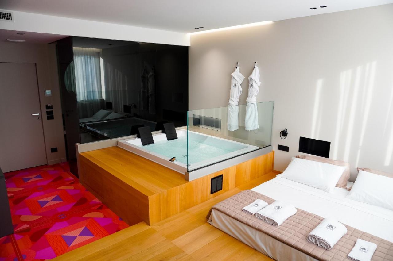 Zoe Luxury *