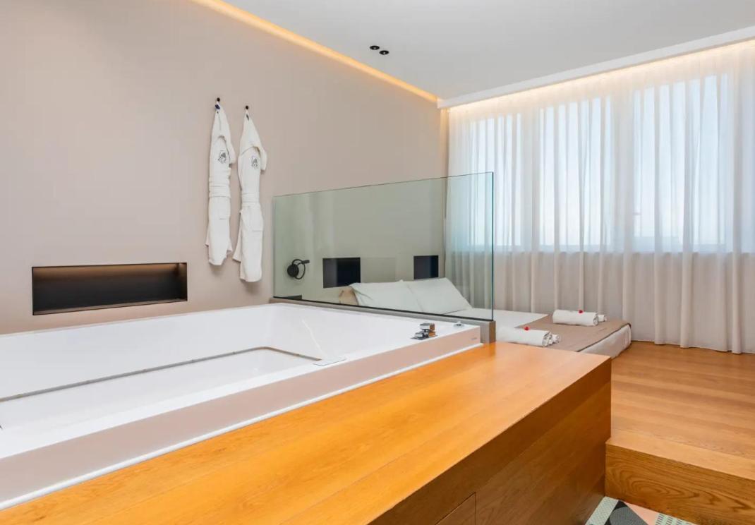 Zoe Luxury *
